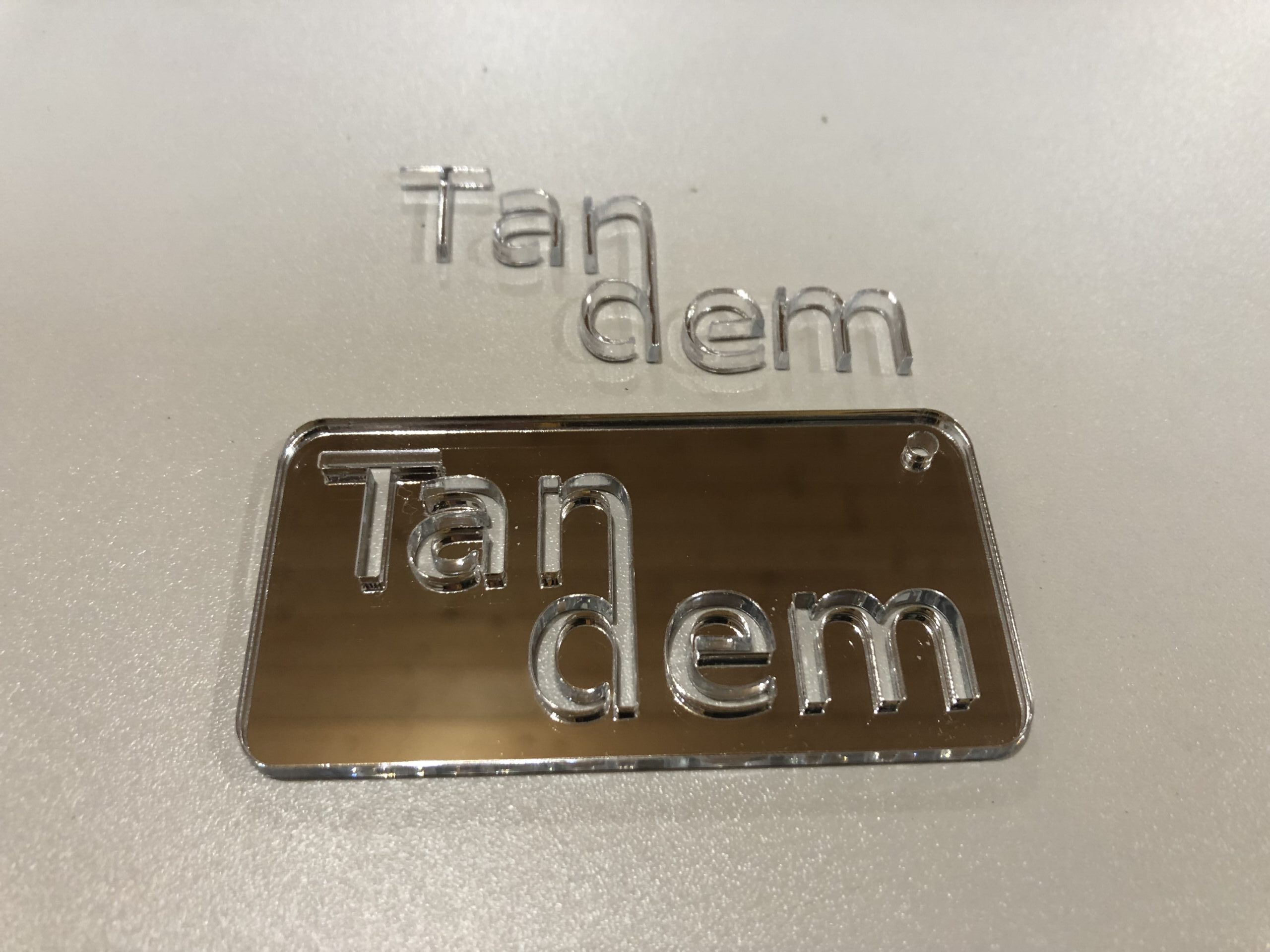 Plaque dorée avec Tandem et les lettres tandem séparées de la plaque couleur et matière haut de gamme