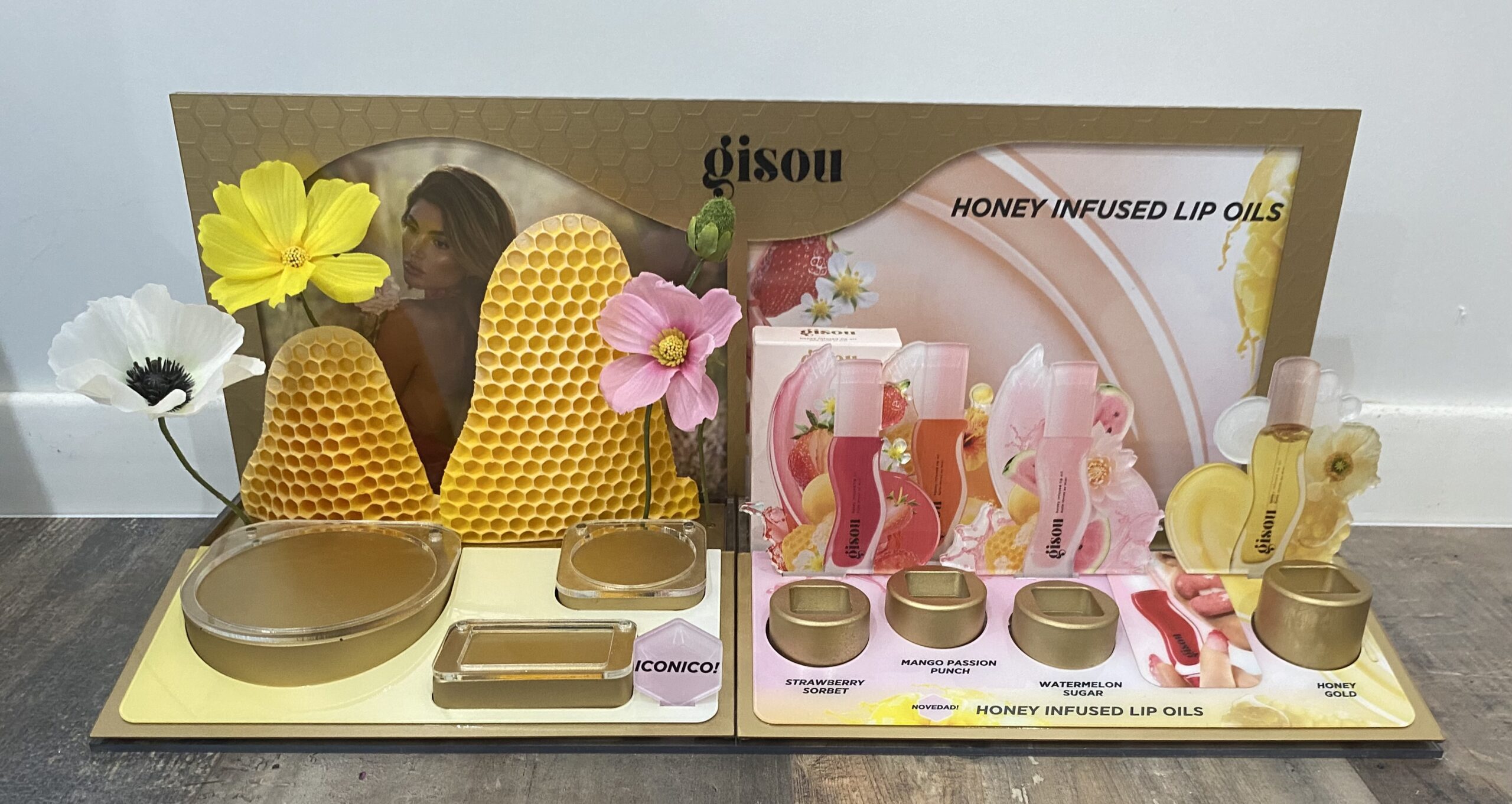 Prototype Gisou univers printanier miel fleurs et décor doré