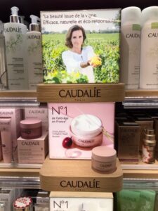 Présentoir en bois clair avec crème de la marque Caudalie haut de gamme